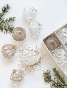 Vue détaillée de boules de Noël de 8cm blanc champagne et or dans leur boîte cadeau