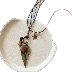 Sautoir bohème vintage avec plume en bronze, étoile et perles de bois ovales