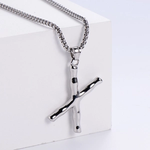 Détail du collier avec pendentif lettre K argentée au design de texture de bambou