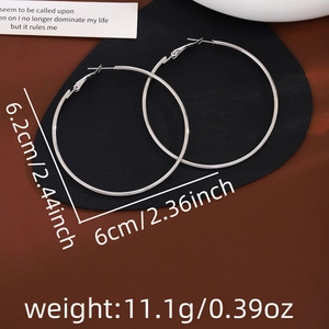 Detailed size measurement of silver large hoop earrings showing 6cm diameter and weight