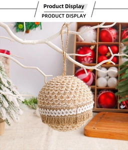 Boule de Noël en ficelle de jute naturelle avec dentelle blanche sur branche
