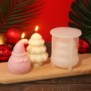 Siliconen mal voor kerstman en kerstboom kaarsen op een feestelijke rode achtergrond decor