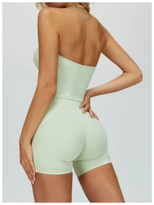 Détail du short de sport vert menthe à taille haute avec couture galbante pour le fitness