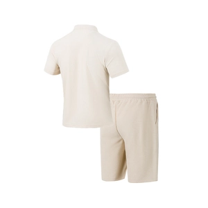 Vista de espaldas de un conjunto beige de polo y pantalones cortos de tejido gofrado
