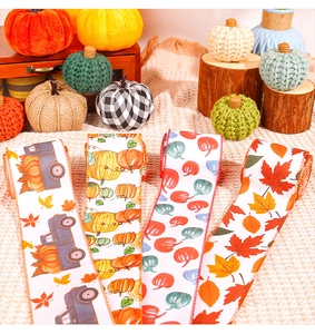 Détail de rubans d'automne avec motifs citrouilles et feuilles d'érable pour emballages
