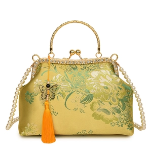 Sac en soie à fleurs chinoises avec pompon papillon doré et bandoulière en perles