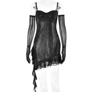 Mini robe noire pailletée à fines bretelles avec des gants en résille assortis