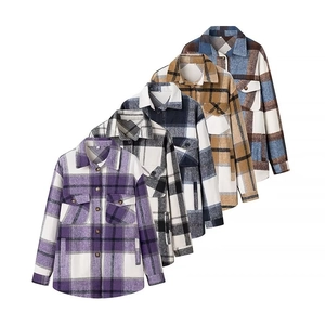 Detail van geruite flanellen shirts in de kleuren paars, grijs, marineblauw en geel