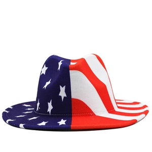 Vue détaillée du motif drapeau américain sur un chapeau Panama en feutre à rayures