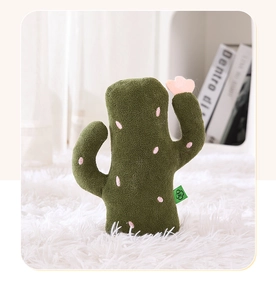 Detailweergave van pluche cactus kattenspeeltje met knisperpapier en borduurdetails