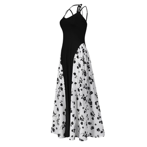 Détail d'une robe maxi dos nu avec corsage noir et jupe imprimée à fleurs