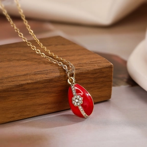 Collana placcata oro con pendente ovale in smalto rosso, accenti di zircone e catena a O