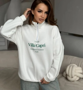 Λεπτομέρεια λευκό oversize φούτερ με τύπωμα Villa Capri και γιακά με φερμουάρ