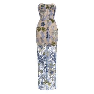 Nahaufnahme blauer Blumenstickereien und Pailletten auf einem Netz-Abendkleid