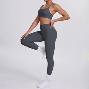 Detailansicht von dunkelgrauen Yoga-Leggings mit hoher Taille und passendem Sport-BH