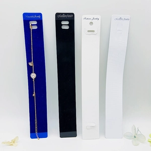 Cartoncini per gioielli in velluto colorato con bracciali dorati malocchio e zirconi