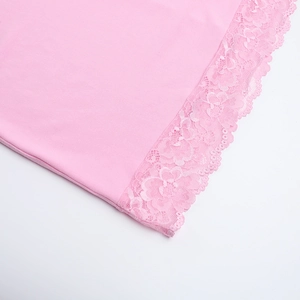 Détail de la maille rose avec bordure en dentelle délicate et coutures soignées