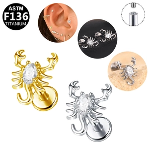 Détail du piercing scorpion en titane avec zircon blanc et filetage interne précis