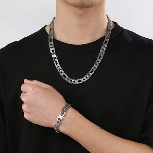 Set collana e bracciale vintage in acciaio inossidabile con motivi incisi e chiusura OT