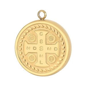 Détail macro de la médaille de Saint-Benoît dorée avec croix en relief et gravures