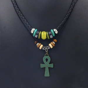 Detail van gelaagde leren ketting met bronzen Ankh-kruishanger en kleurrijke kralen