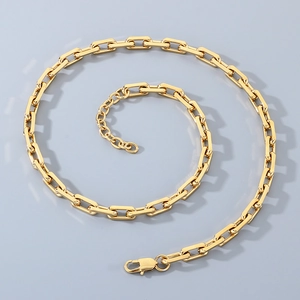 Détail du collier en acier titane doré avec maillons rectangulaires et fermoir mousqueton