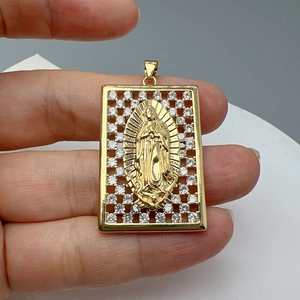 Colgante dorado de la Virgen de Guadalupe con circonitas blancas en marco rectangular