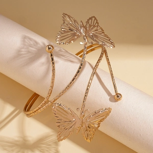 Vue macro du bracelet de bras papillon évidé doré avec texture métallique en spirale