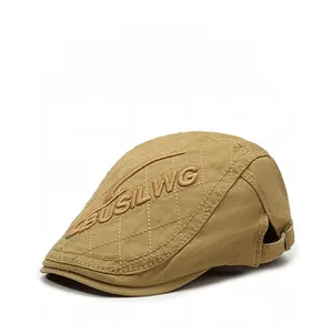 Détail de la casquette plate kaki en coton avec broderie BUSILWG et boucle métallique