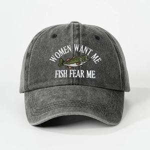 Détail de la broderie de bar et du slogan de pêche sur la casquette en denim délavé