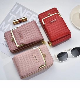 Détails de sacs à main tissés pour téléphone en rouge et rose avec boucles métalliques