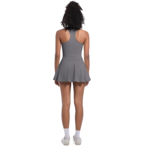 Détail du dos nageur de la robe de sport gris foncé avec jupe plissée et coupe ajustée