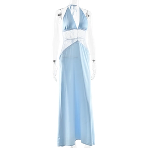 Detail des blauen Satin-Maxikleids mit elegantem Spitzen-Patchwork und Neckholder