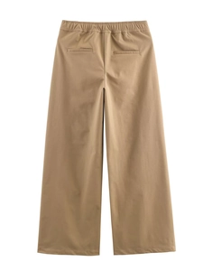 Détail du pantalon large kaki avec taille haute élastique et poches décoratives à l'arrière