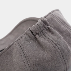Macro di un cappello piatto in camoscio grigio con cuciture di alta qualità e elastico