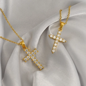 Détail de pendentif croix plaqué or 18 carats avec pavé de zircons étincelants
