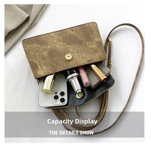 Vue détaillée du sac bandoulière marron montrant la capacité pour téléphone et maquillage