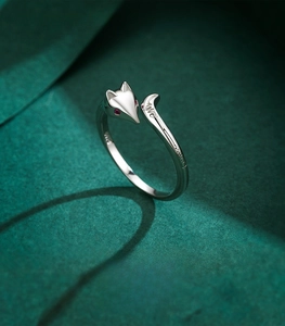 Detailaufnahme des Fuchs-Rings aus 925er Silber mit roten Edelstein-Augen und Gravur