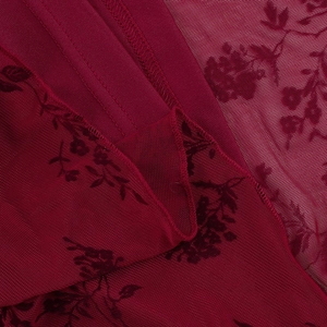 Vue détaillée du tissu en maille bordeaux avec motifs floraux et texture raffinée