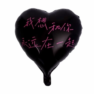 Détail d'un ballon en aluminium noir en forme de cœur avec lettrage rose romantique