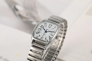 Détail de la montre à quartz tonneau argentée avec bracelet extensible en métal