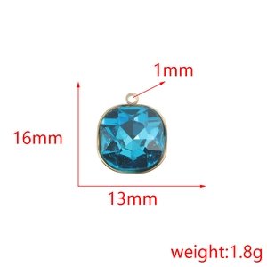 Pendentif carré pierre de naissance bleue en acier doré avec dimensions 16mm x 13mm