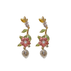 Orecchini pendenti a fiore scintillanti con cristalli rosa, perle e zirconi a goccia