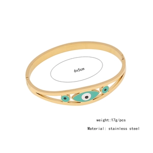 Detail view of 6x5cm gold stainless steel evil eye bangle with 17g weight specifications