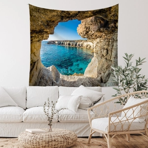 Tapisserie murale avec paysage de grotte côtière dans un salon moderne