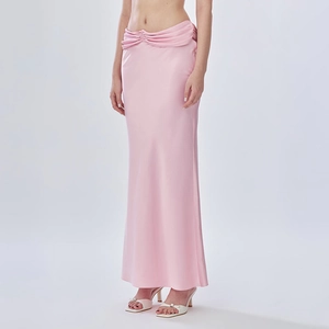 Vue détaillée de l'élégante jupe longue en satin rose à taille haute avec plis drapés