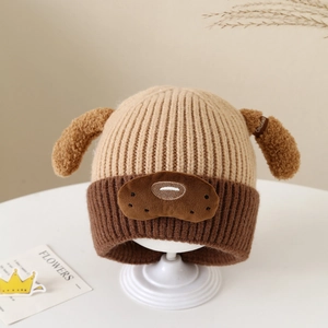 Detailansicht der Kinder-Strickmütze mit 3D-Hundeohren und weicher Fleece-Stickerei