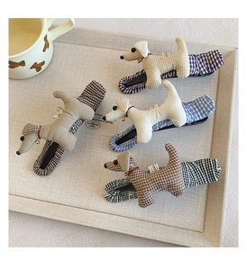 Détail d'un lot de quatre barrettes en tissu en forme de chien aux motifs à carreaux