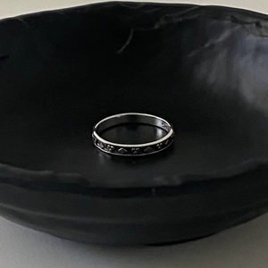 Retro S925 sterling silver ring with engraved diamond patterns in a minimalist style