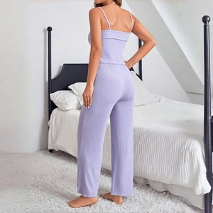 Ensemble homewear élégant en maille côtelée lavande avec caraco et pantalon large